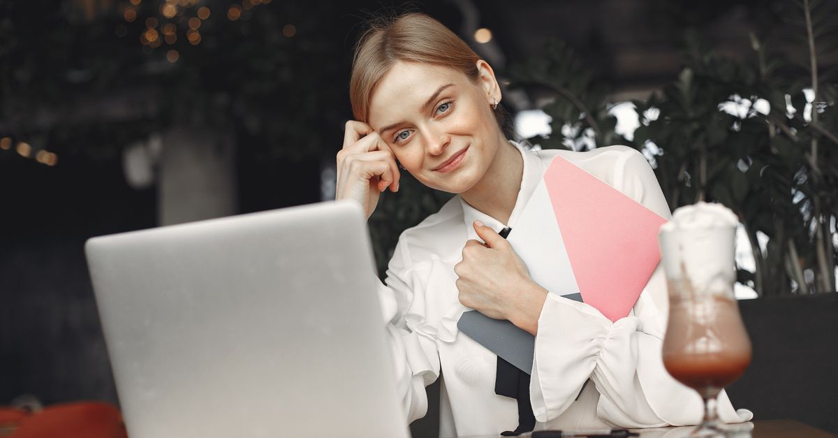 professional woman laptop café