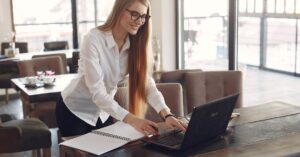 professional woman laptop café