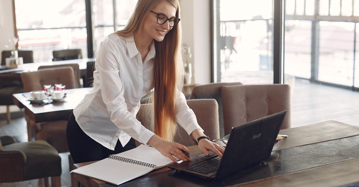 professional woman laptop café